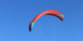 Istruttore precipita col parapendio e muore, in gravi condizioni l’allieva