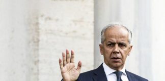 Migranti, Piantedosi: “Aumentati del 20% i rimpatri di irregolari. A Lampedusa -64% arrivi nel 2024”