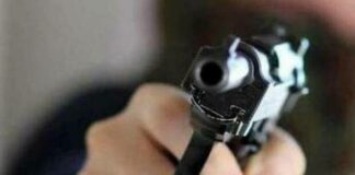Napoli, spara alla figlia di 7 anni mentre maneggia la pistola in sala da pranzo