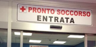 Ennesimo caso di violenza sugli operatori sanitari nel Casertano, infermiera aggredita in ospedale: colpita con asta da flebo e schiaffo