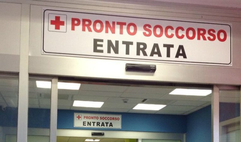 Napoli, sputi ed aggressioni in pronto soccorso: ferite due guardie giurate e infermiere