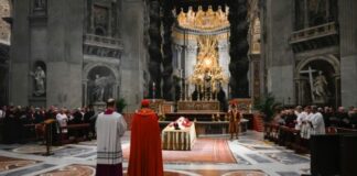 I funerali di Ratzinger, la salma riposa in San Pietro. I fedeli: “Santo subito”