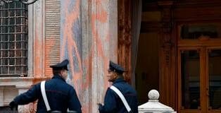 Imbrattato il Senato dagli ambientalisti, La Russa: “Offesa alle istituzioni, nessun alibi”