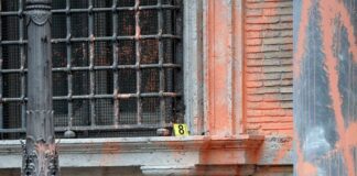 Senato imbrattato dagli ambientalisti, convalidati tre arresti per danneggiamento aggravato: tornano in libertà