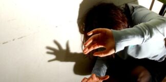 Choc a Salerno, stuprava 19enne: la fidanzata impediva alla vittima di scappare