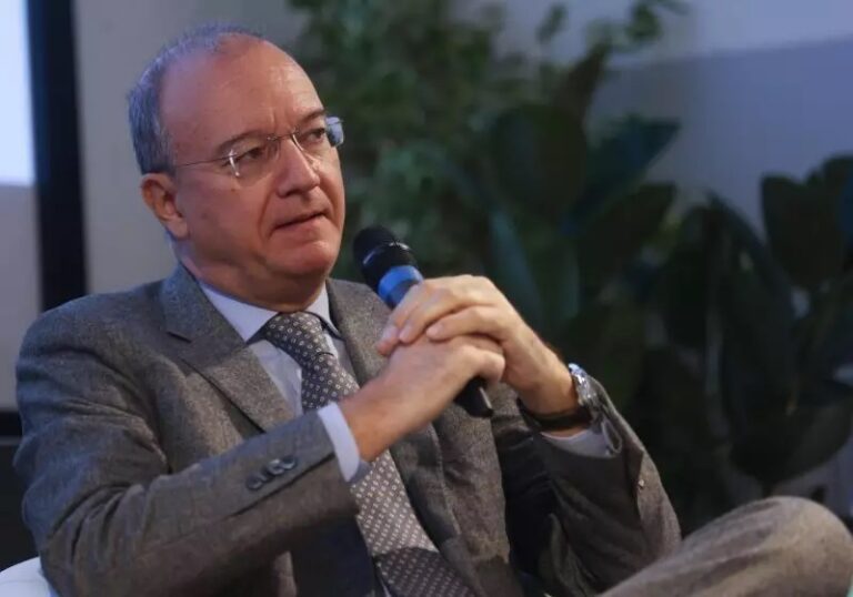 Valditara a Napoli con gli studenti: “Un minuto di silenzio per Giulia”