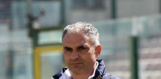 Calcio violento, bus della Nocerina accerchiato da tifosi della Cavese: aggredito il tecnico rossonero