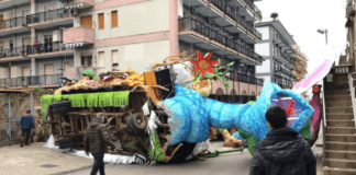 FOTO Carnevale a Maiori, carro si ribalta in strada: annullata la sfilata