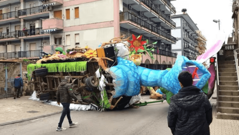 FOTO Carnevale a Maiori, carro ​si ribalta in strada: annullata la sfilata
