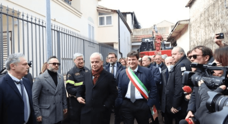 Casapesenna, demolita villa-bunker del boss Zagaria. Piantedosi: “Valore pedagogico”. De Rosa: “Vittoria delle persone perbene”