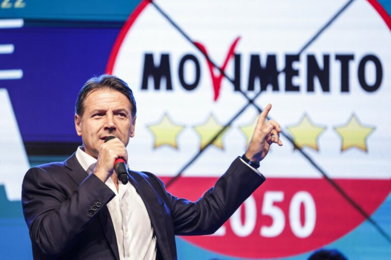 M5S: “Da Trump lezione per i finti progressisti”. Il Movimento a Bruxelles sta con la sinistra che attacca il tycoon
