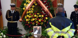 L’ultimo saluto a Maurizio Costanzo, commozione e lacrime alla camera ardente