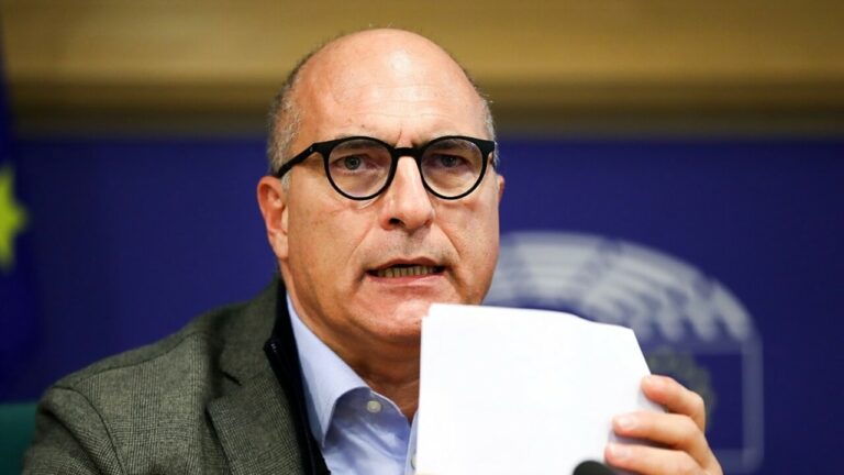 Andrea Cozzolino agli arresti domiciliari, la corte d’Appello di Napoli scarcera l’eurodeputato