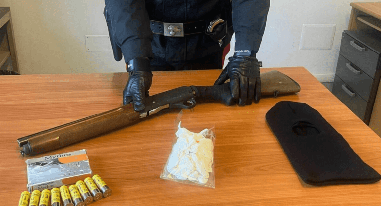 Giugliano: fucile, cartucce, guanti e passamontagna nascosti in un magazzino, arrestato 38enne