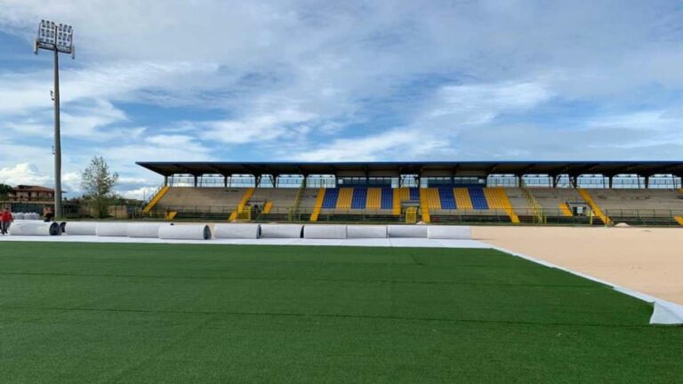 Giugliano, nuovo raid allo stadio: danni per 60 mila euro. Il sindaco Pirozzi: “Inciviltà e delinquenza”