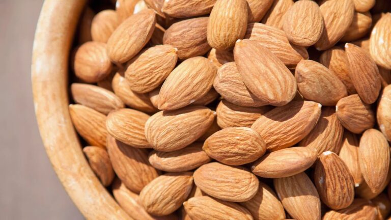Allarme nel Napoletano, mandorle tossiche ritirate dal mercato
