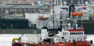 La nave Ong a Napoli, il meteo frena lo sbarco. Il governatore De Luca”: Rispettare valori umani”