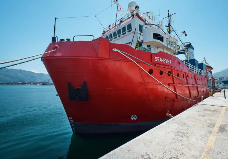 Napoli, comincia sbarco migranti nave Ong: a bordo anche due cadaveri