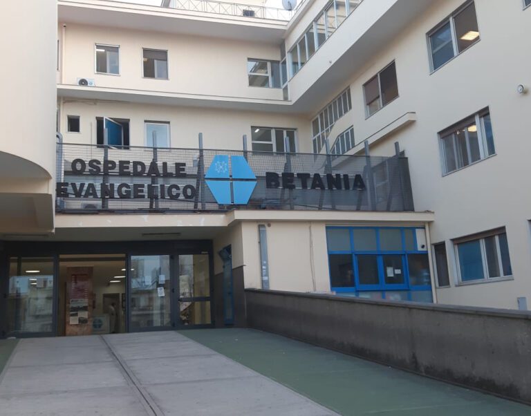 Tragedia a Napoli, taglio cesareo d’urgenza: madre è salva, figlia muore appena nata