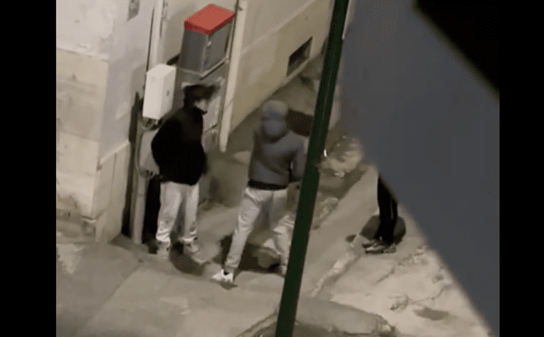 VIDEO CHOC Napoli, ragazzo picchiato e minacciato con la pistola puntata alla testa: “Ti sparo”