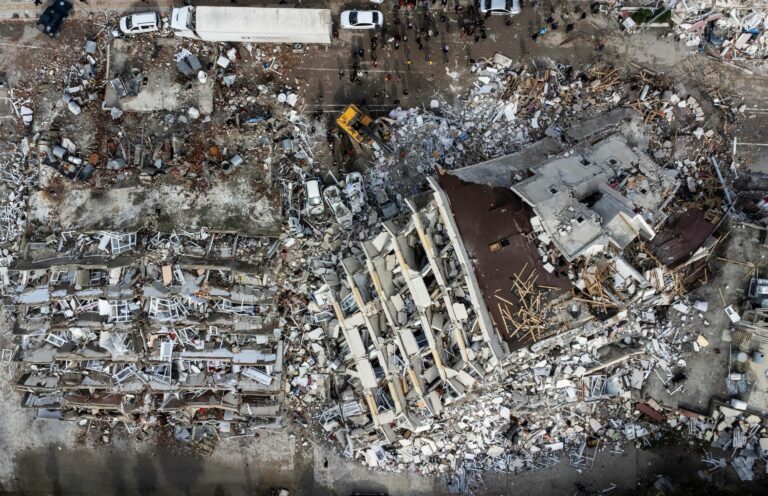 Terremoto in Turchia e Siria, oltre 20mila morti: salvo un neonato di appena 20 giorni. Altre 650 scosse di assestamento