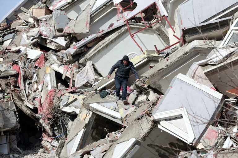Terremoto in Turchia e Siria, neonato di due mesi e 13enne salvati dopo 128 ore: più di 24mila morti