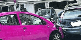 FOTO Tragedia sfiorata a Salerno, auto si schianta nel cortile della scuola: paura tra i bambini