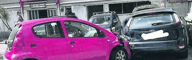 FOTO Tragedia sfiorata a Salerno, auto si schianta nel cortile della scuola: paura tra i bambini