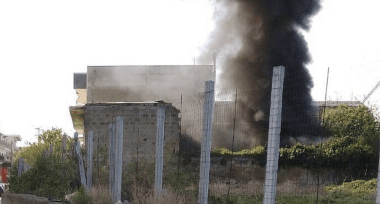 FOTO Paura a Caivano, a fuoco palazzo occupato: in salvo sei persone, aria irrespirabile