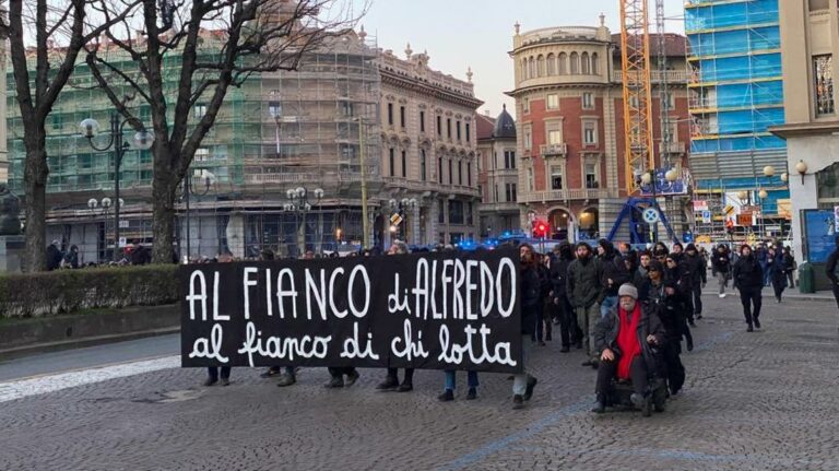Corteo degli anarchici per Cospito a Torino: 5 fermi e feriti, tra cui due agenti. Danneggiate auto e vetrine