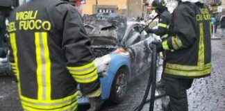 FOTO Napoli-Eintracht, follia ultras: incendiata auto della polizia, 200 fermati