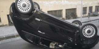 FOTO Eboli, auto si ribalta in pieno centro: ferite due ragazze
