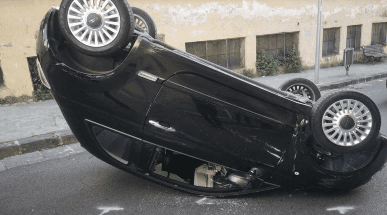 FOTO Eboli, auto si ribalta in pieno centro:  ferite due ragazze