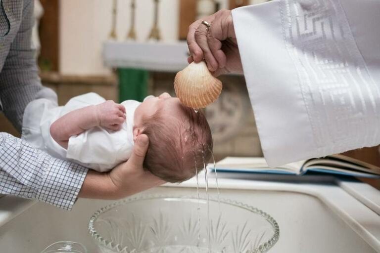 PAZZESCO Acido al posto dell’acqua santa del battesimo, bimba di 8 mesi in ospedale