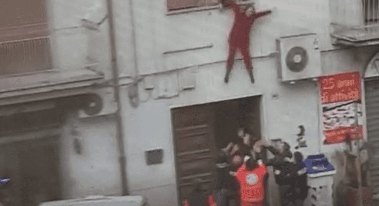 VIDEO Benevento, donna si lancia dalla finestra: salvata al volo da agenti e vicini di casa