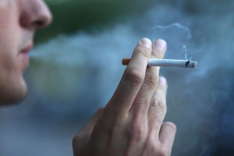 Tabagismo, 93mila  morti ogni anno in Italia: fumo è causa nota o probabile di 25 patologie. Sì alla sigaretta elettronica