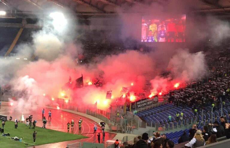 Napoli-Lazio, ultras ospiti lanciano petardi contro tifosi azzurri: 21enne ferito, tre arresti