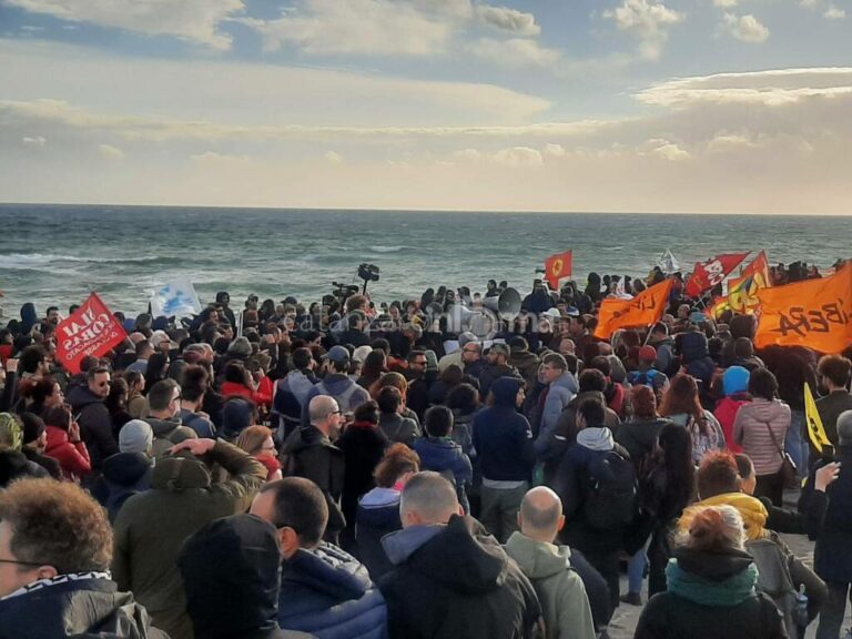Cutro, minuto di silenzio in spiaggia per le 76 vittime: recuperato il corpo di una bambina. Barcone in difficoltà con 47 migranti a bordo