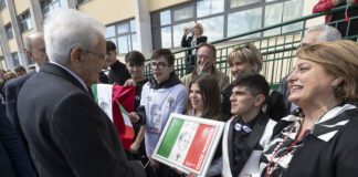 Mattarella a Casal di Principe per ricordare don Peppe Diana: “Eroe dei nostri tempi, la mafia ruba il futuro”