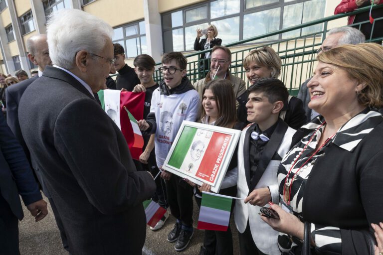 Mattarella a Casal di Principe per ricordare don Peppe Diana: “Eroe dei nostri tempi, la mafia ruba il futuro”