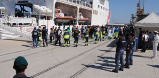 Migranti, arrivata a Reggio Calabria la nave Dattilo, 584 persone a bordo