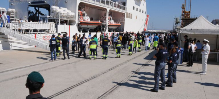 Migranti, arrivata a Reggio Calabria la nave Dattilo, 584 persone a bordo