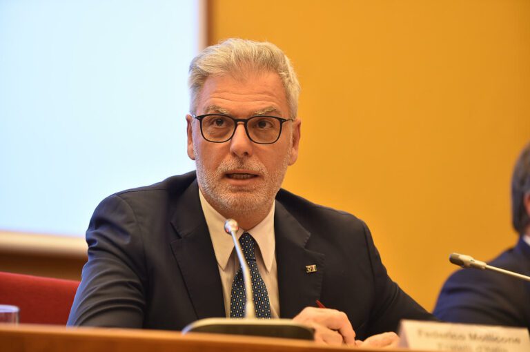 Mollicone (FdI): “La maternità surrogata reato più grave della pedofilia”. Ministro Roccella: “Mercificazione e schiavitù delle donne”