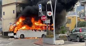 Scontri Paganese-Casertana, arrestati 15 ultras: preso anche l’uomo che incendiò il bus