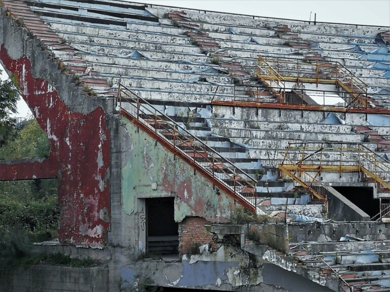 Allarme amianto a Napoli, sequestrato il cantiere del Palargento
