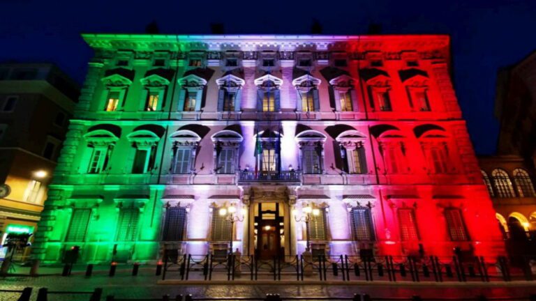 VIDEO LIVE SENATO Giornata Unità nazionale, facciata di Palazzo Madama illuminata con il Tricolore