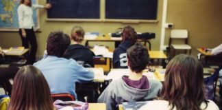 Salerno, giocattoli erotici in vendita negli h24 vicino a due scuole: scatta la denuncia