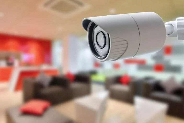 Nocera, telecamere nella stanza del B&b. Denuncia di un poliziotto, indagato il titolare