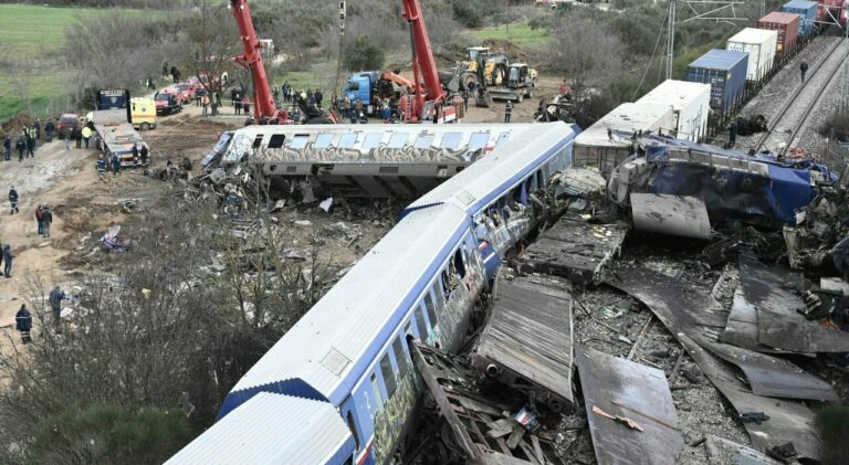 Grecia, scontro fra due treni: 40 morti e 130 feriti. Arrestato il capostazione