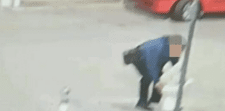 FOTO Incredibile a Santa Maria Capua Vetere, abbandona un water in strada: incastrato dalle telecamere